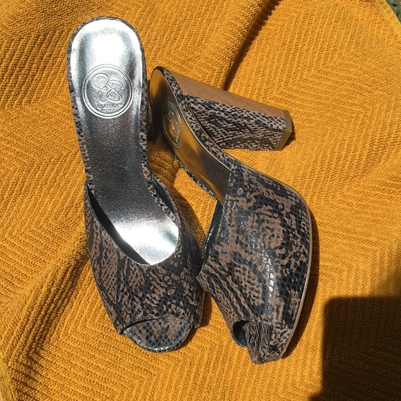 Jessica Simpson snakeskin reptile with unique inlaid wood heels - Picture 4 of 9